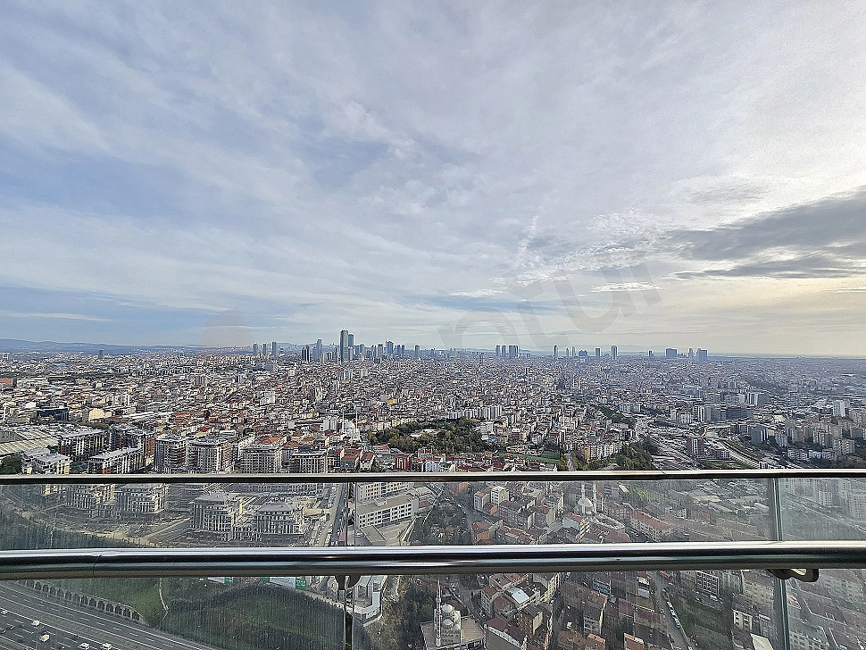 Sarıyer İstanbul'da deniz ve şehir manzaralı modern dairenin panoramik fotoğrafı.