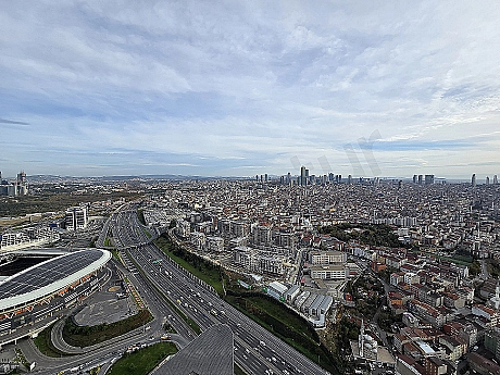 İstanbul Sarıyer'de deniz ve şehir manzaralı lüks dairenin panoramik fotoğrafı.