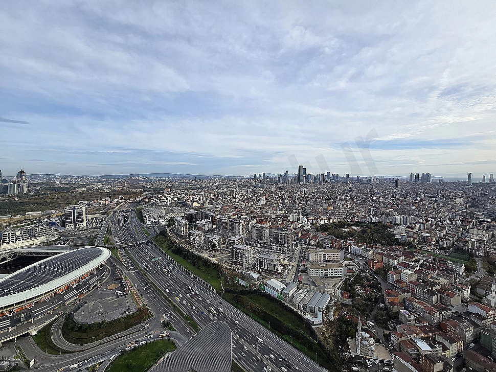 İstanbul Sarıyer'de deniz ve şehir manzaralı lüks dairenin panoramik fotoğrafı.