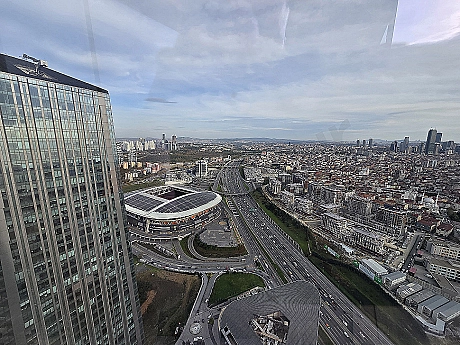 İstanbul Sarıyer'de deniz ve şehir manzaralı lüks dairenin panoramik görüntüsü.
