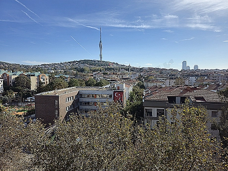 İstanbul Üsküdar'da şehir manzaralı lüks dubleks dairenin geniş açılı fotoğrafı.
