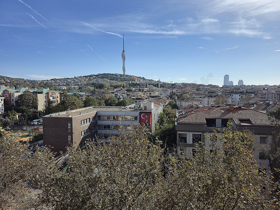 İstanbul Üsküdar'da şehir manzaralı lüks dubleks dairenin geniş açılı fotoğrafı.