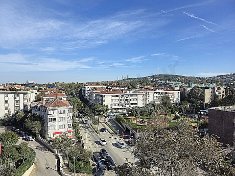 İstanbul Üsküdar'da şehir manzaralı lüks dubleks dairenin fotoğrafı.