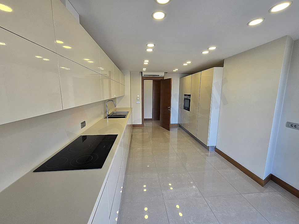 Modern tasarımlı, geniş ve aydınlık lüks mutfak.