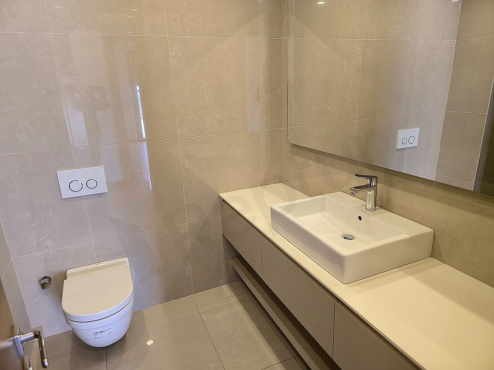 Modern tasarımlı, geniş ve lüks bir banyo iç mekanı. Açık renk tonları, doğal taş detayları ve şık armatürler dikkat çekiyor.