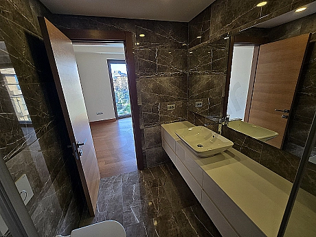 Modern tasarımlı, geniş ve lüks banyo.