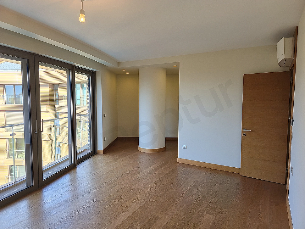 Modern yatak odası tasarımı, şık komodinler, abajurlar ve büyük pencere