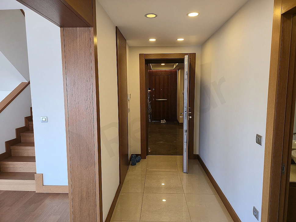 Modern tasarımlı, aydınlık ve geniş bir dubleks daire koridoru.