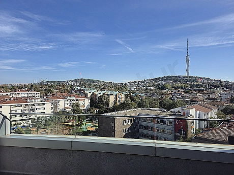 İstanbul Üsküdar'da panoramik şehir manzaralı dubleks daire fotoğrafı.