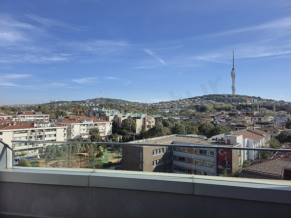 İstanbul Üsküdar'da panoramik şehir manzaralı dubleks daire fotoğrafı.
