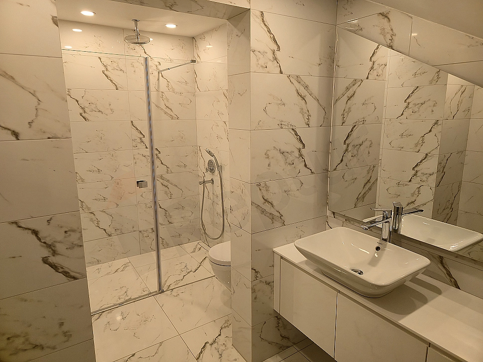 Lüks banyo iç mekanı, modern tasarım, geniş lavabo, aynalı dolap ve aydınlık atmosfer.