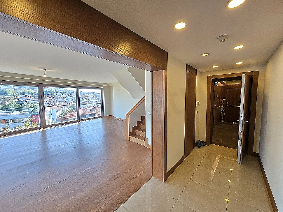 Lüks dubleks daire giriş kapısı ve modern iç mekan detayı.