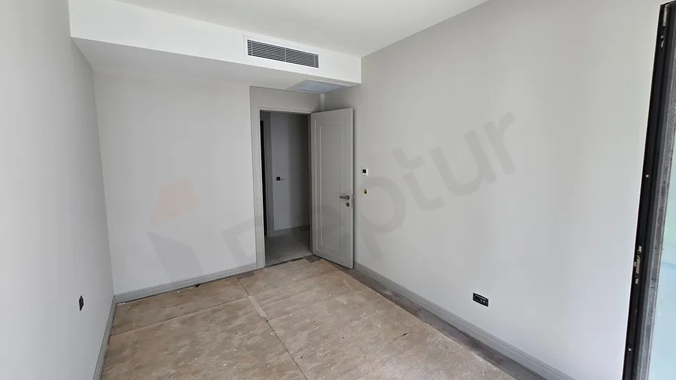 Kapalı Mutfaklı ve Geniş Balkonlu Beşiktaş'ta Satılık Lüks 4+1 Aile Dairesi