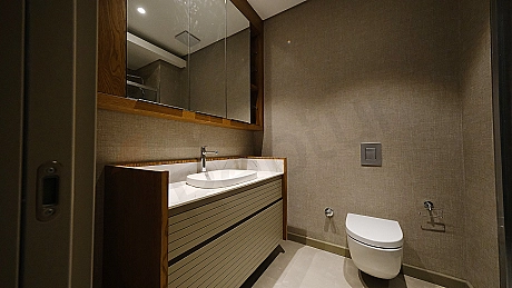 Modern tasarımlı banyo iç mekanı.