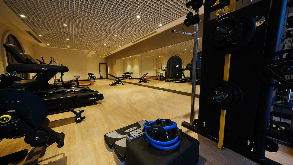 Modern spor salonu ekipmanları