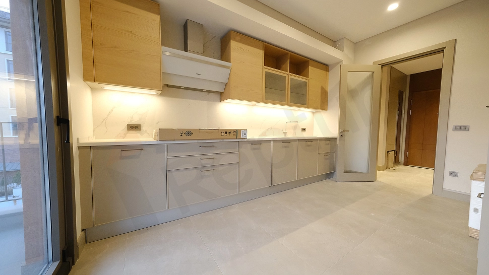 Modern mutfak tezgahı ve dolapları detayı.