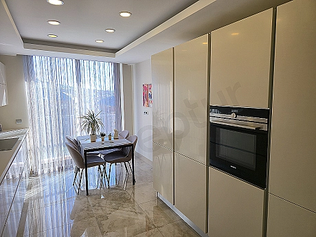 Modern ankastre mutfak dolapları, geniş tezgah alanı ve aydınlık iç mekan.