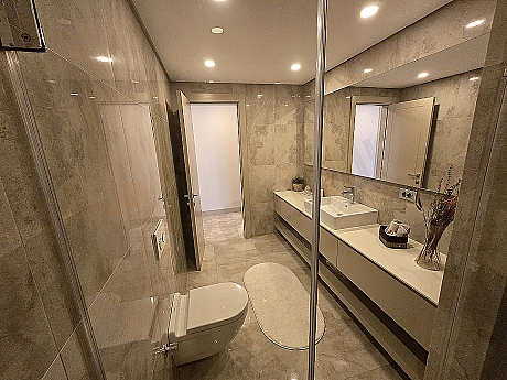 Modern tasarımlı, geniş ve aydınlık banyo iç mekanı.