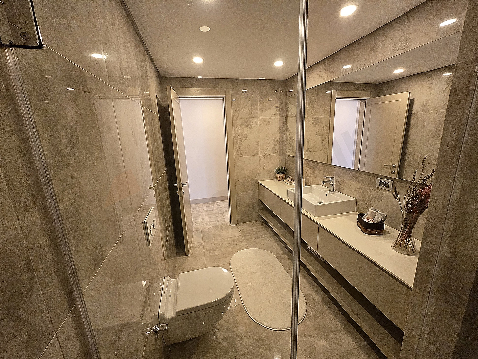 Modern tasarımlı, geniş ve aydınlık banyo iç mekanı.