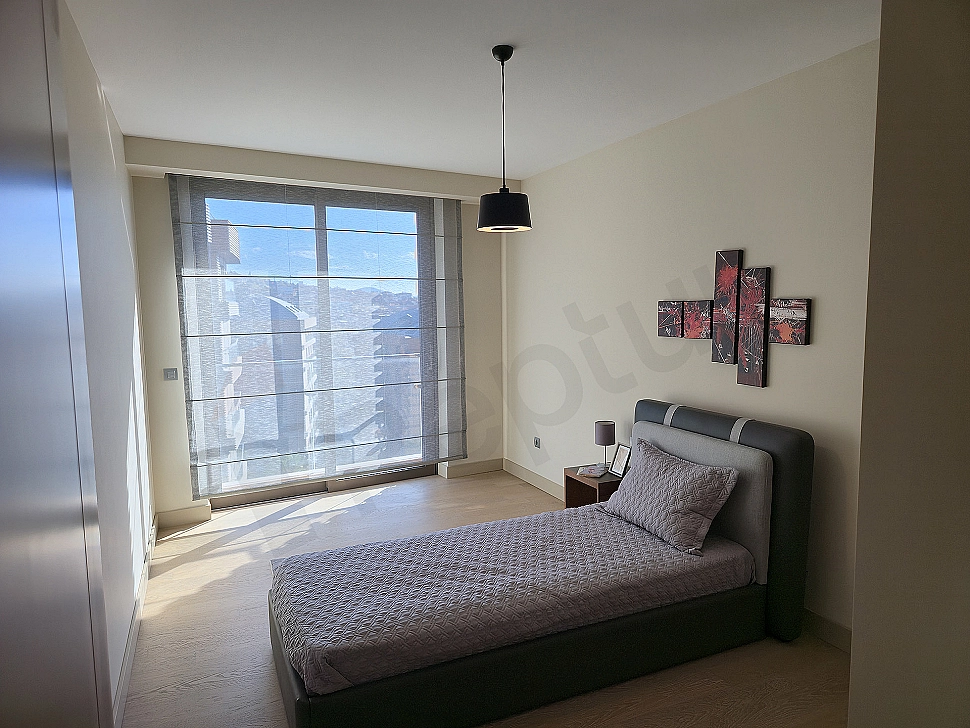 Modern tasarımlı, geniş ve aydınlık yatak odası.