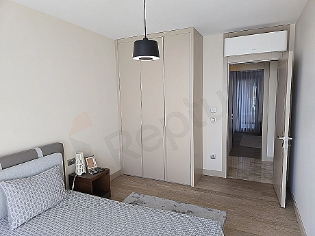 Modern tasarımlı, geniş ve aydınlık yatak odası