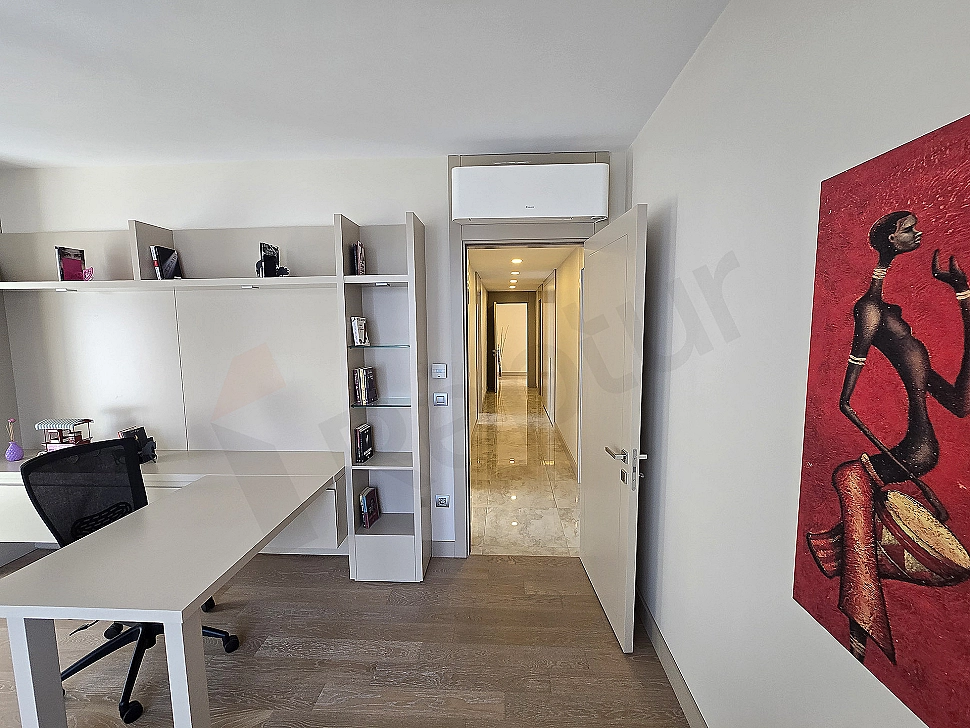 Modern tasarımlı, geniş ve aydınlık yatak odası