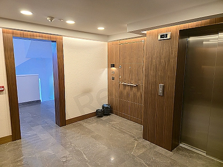 Modern daire giriş kapısı ve portmanto detayı.