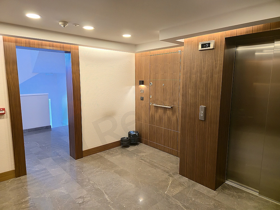 Modern daire giriş kapısı ve portmanto detayı.