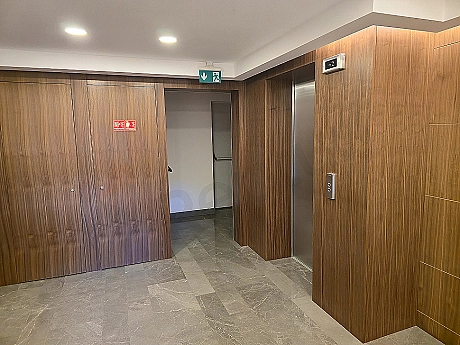 Modern asansör kabini iç mekanı, aydınlatma ve kontrol paneli detayları.