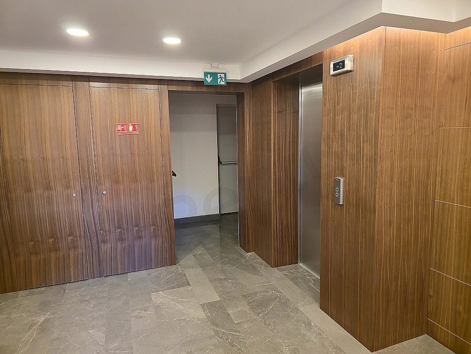 Modern asansör kabini iç mekanı, aydınlatma ve kontrol paneli detayları.