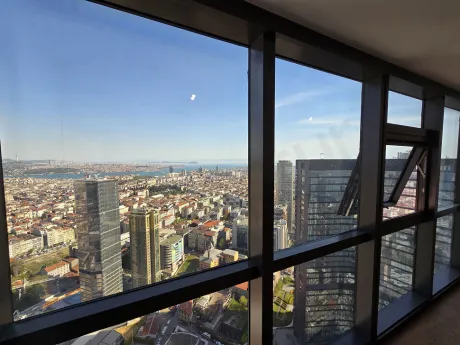Şişli'deki modern bir rezidanstan görünen geniş şehir manzarası