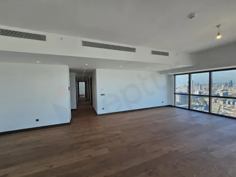 Şişli'de modern bir rezidans dairesinin geniş ve gün ışığı alan aydınlık oturma odası.