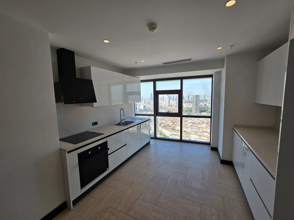 Şişli'deki 3+1 lüks rezidans dairenin modern ve geniş mutfak alanı.
