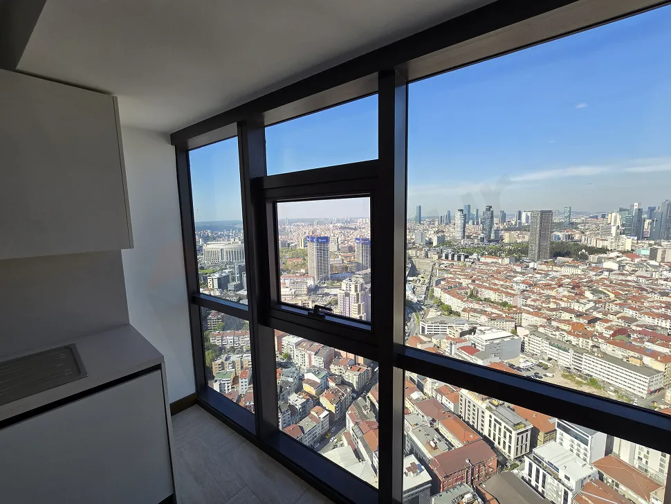 Şişli İstanbul'da yüksek bir binadan görünen geniş şehir manzarası ve gökyüzü