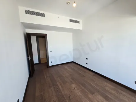 Şişli'deki lüks bir rezidans dairesinin modern ve ferah yatak odası tasarımı.