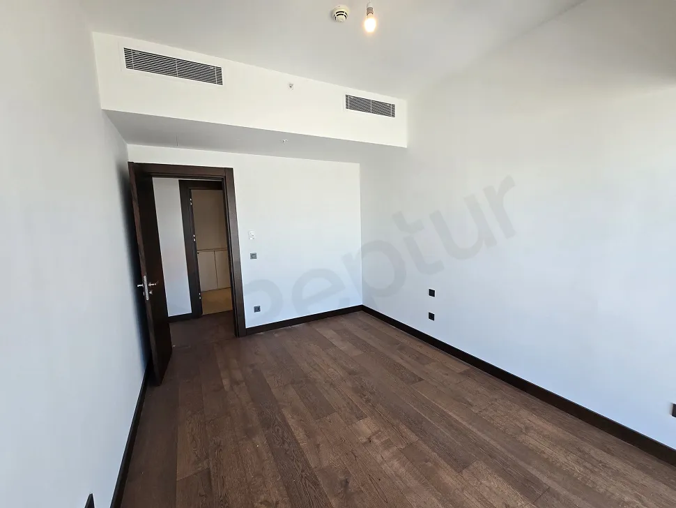 Şişli'deki lüks bir rezidans dairesinin modern ve ferah yatak odası tasarımı.