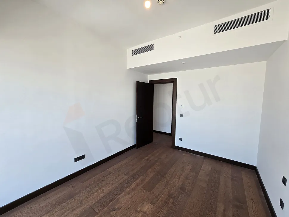 İstanbul Şişli'deki bir rezidans dairesinin modern ve ferah yatak odası görünümü.