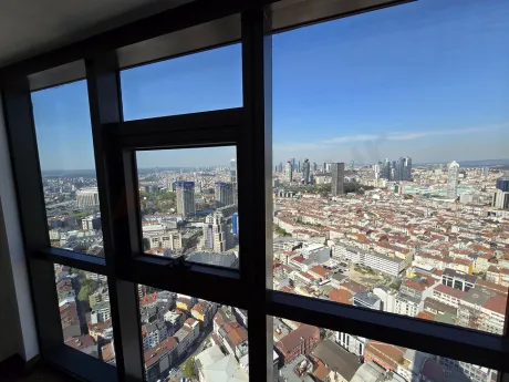 İstanbul Şişli'de yüksek bir rezidans binasından görünen panoramik şehir manzarası.