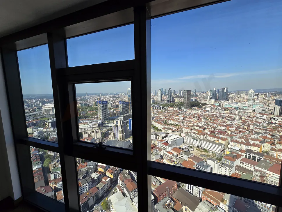 İstanbul Şişli'de yüksek bir rezidans binasından görünen panoramik şehir manzarası.