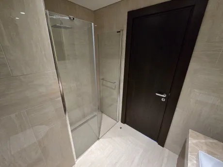 Şık ve modern tasarımlı, geniş bir apartman dairesi banyosu.
