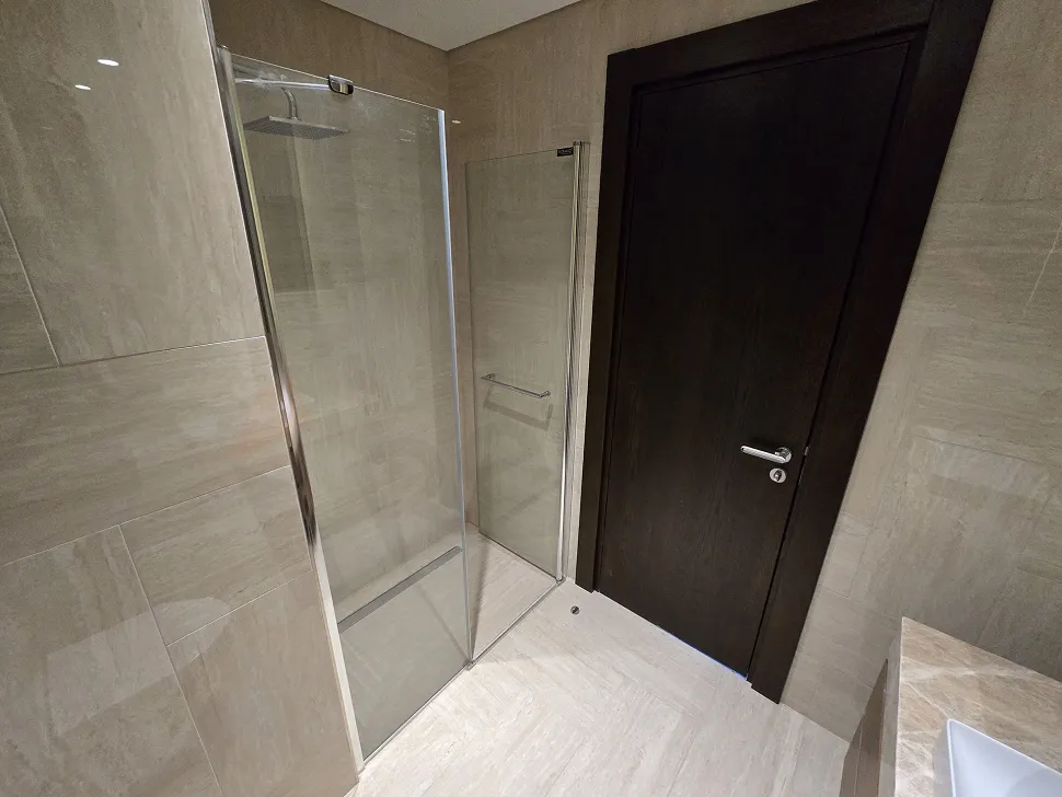 Şık ve modern tasarımlı, geniş bir apartman dairesi banyosu.