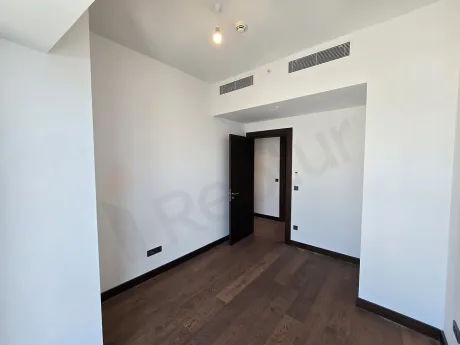 Şişli'de modern bir rezidans dairesinin geniş ve aydınlık yatak odası alanı.