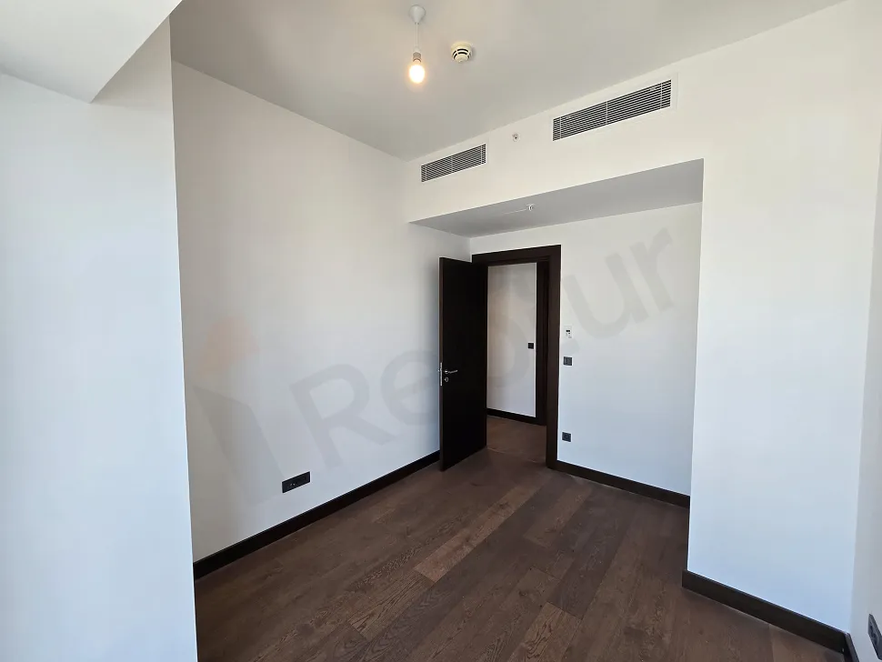 Şişli'de modern bir rezidans dairesinin geniş ve aydınlık yatak odası alanı.