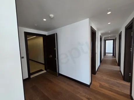 Modern tasarımlı, şık ve estetik bir daire içi merdiven yapısı.