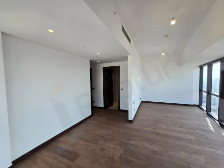 İstanbul Şişli'de lüks bir rezidans dairesinin geniş ve gün ışığı alan boş yatak odası.