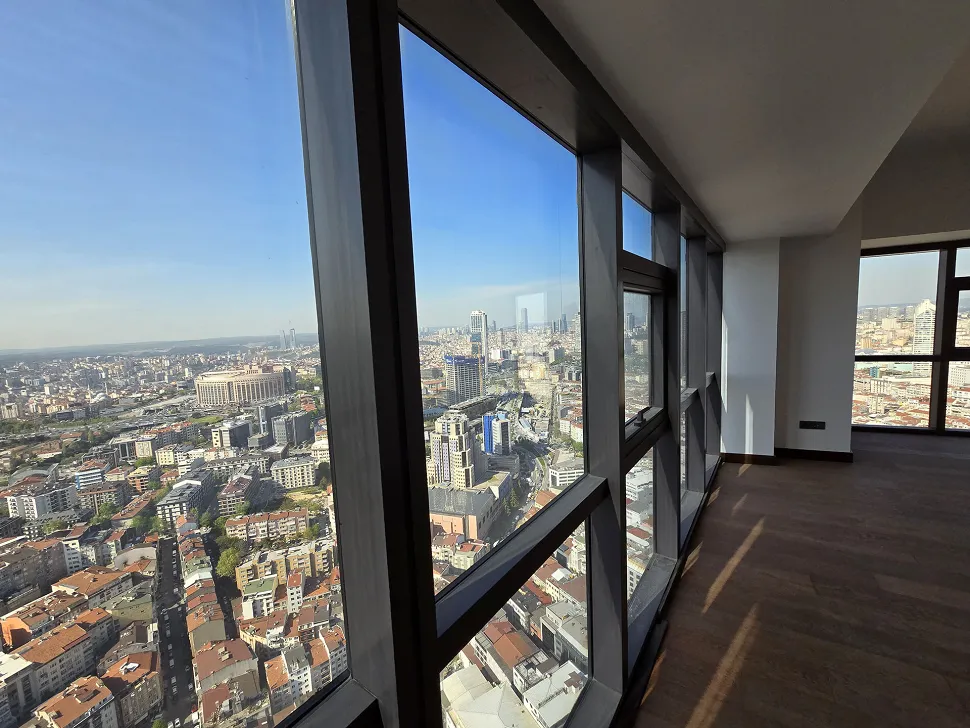 İstanbul Şişli'de bulunan dairenin şehir manzaralı geniş ve ferah balkonu.