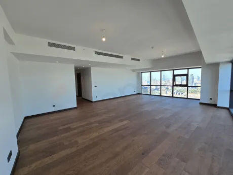 Modern ve aydınlık bir rezidans dairesinin geniş yemek odası alanı.
