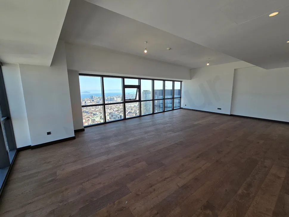 Şişli'deki lüks bir rezidans dairesinde modern ve geniş yemek odası alanı.