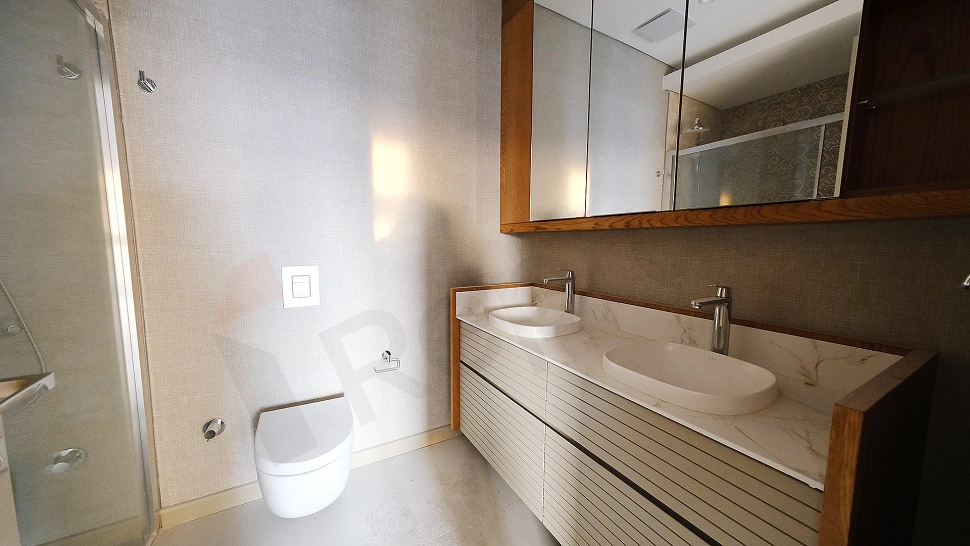 Modern tasarımlı, aydınlık ve ferah banyo iç mekanı.