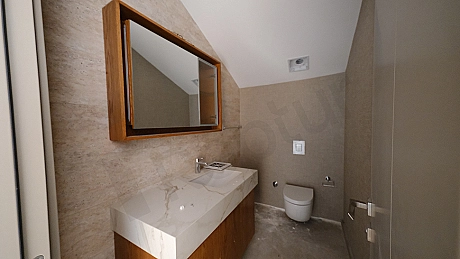 Aydınlık ve modern tasarımlı banyo.